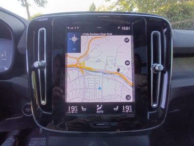 VOLVO XC40 T5 R-DESIGN RECHARGE...