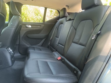 VOLVO XC40 T5 R-DESIGN RECHARGE...