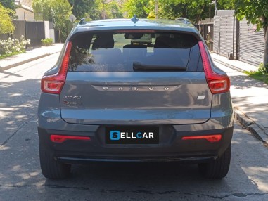 VOLVO XC40 T5 R-DESIGN RECHARGE...