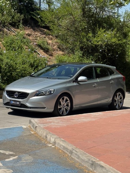 VOLVO V40 T4 2013
