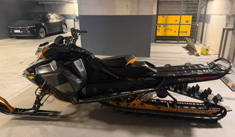 
								SKI DOO SUMMIT X EXPERT 2022 full									